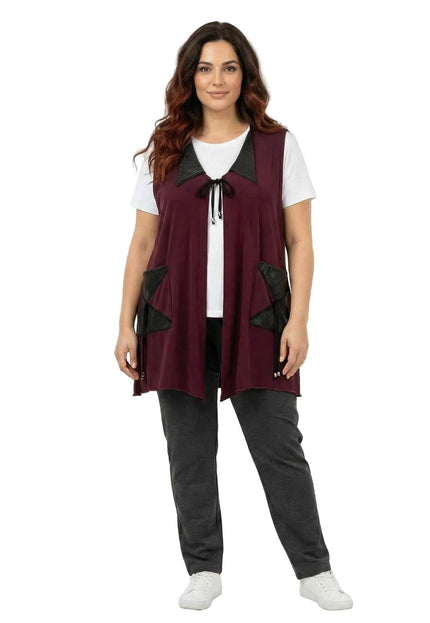 Разкроен макси елек в цвят бордо с черни елементи от еко кожа на яката и джобовете, заснет в цял ръст отпред.