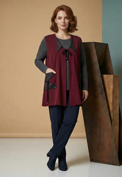 Разкроен макси елек в цвят бордо с детайли от еко кожа и връзки, позиран в цял ръст.