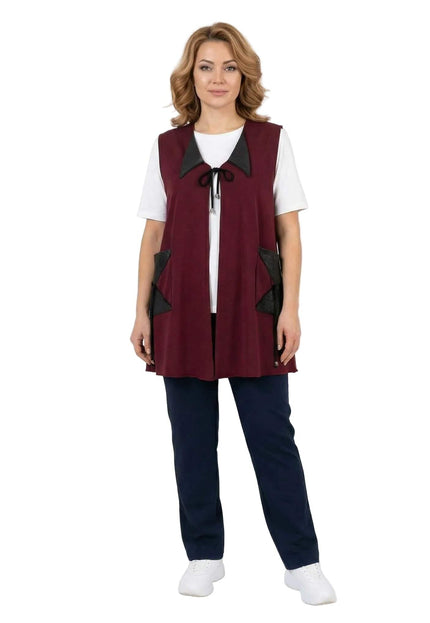 Елегантен разкроен макси елек в цвят бордо с черни детайли от еко кожа, представен в цял ръст върху модел.