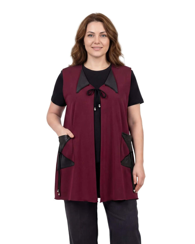 Разкроен макси елек в цвят бордо с черни детайли от еко кожа по яката и джобовете, представен в преден план върху модел на бял фон.