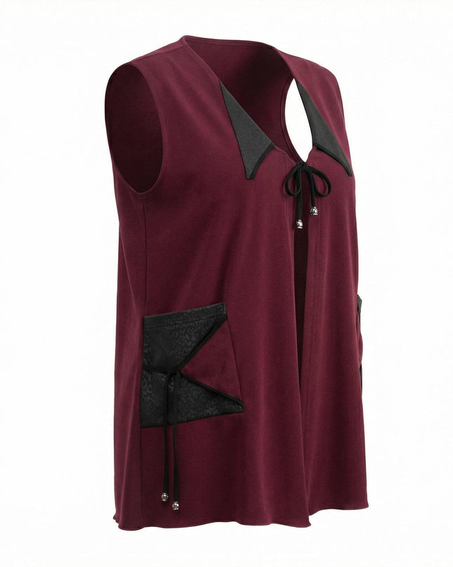 Страничен изглед на разкроен макси елек в цвят бордо, показващ детайл на джоба с капак от еко кожа и връзките с метални накрайници.
