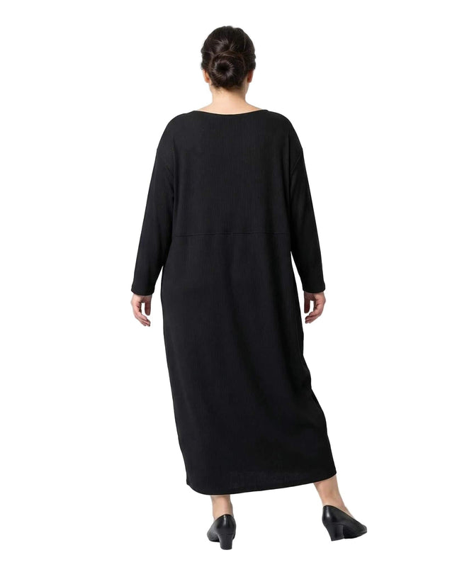 Изглед отзад на разкроена официална черна рокля големи размери, представена в цял ръст на бял фон.