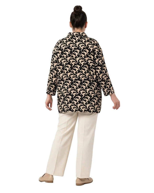 Разкроена официална макси риза с десен в черно и бежово, поглед отзад, цял ръст на бял фон.