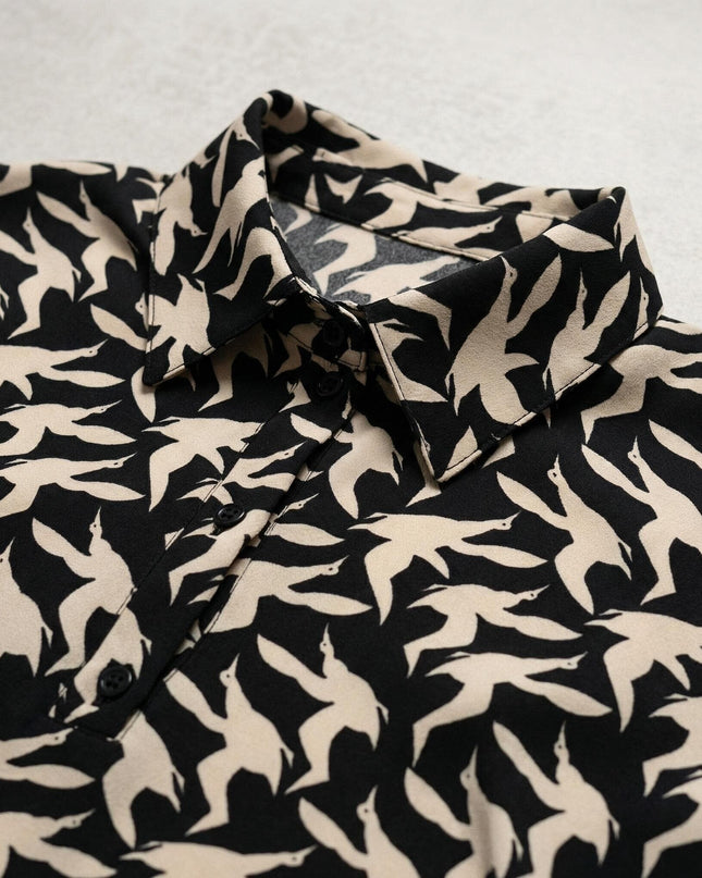 Детайл отблизо на класическата яка и копчетата на официална макси риза с ефирен десен на птици в черно и бежово.