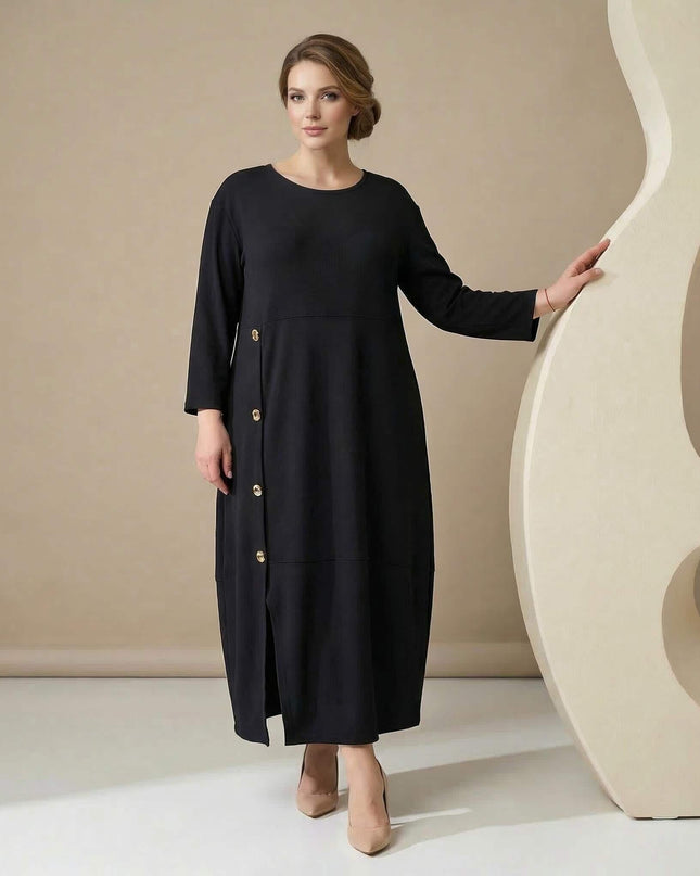 Елегантна разкроена официална черна рокля със златисти копчета и 7/8 ръкави, представена в цял ръст.