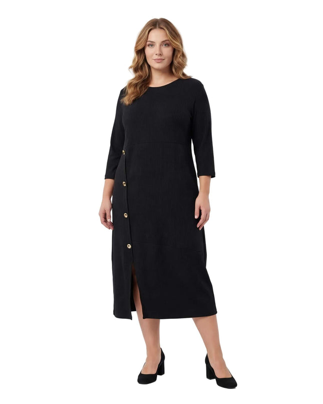 Разкроена официална черна рокля големи размери, показана в цял ръст на бял фон. Открояват се 7/8 ръкави, декоративни златисти копчета и цепка.