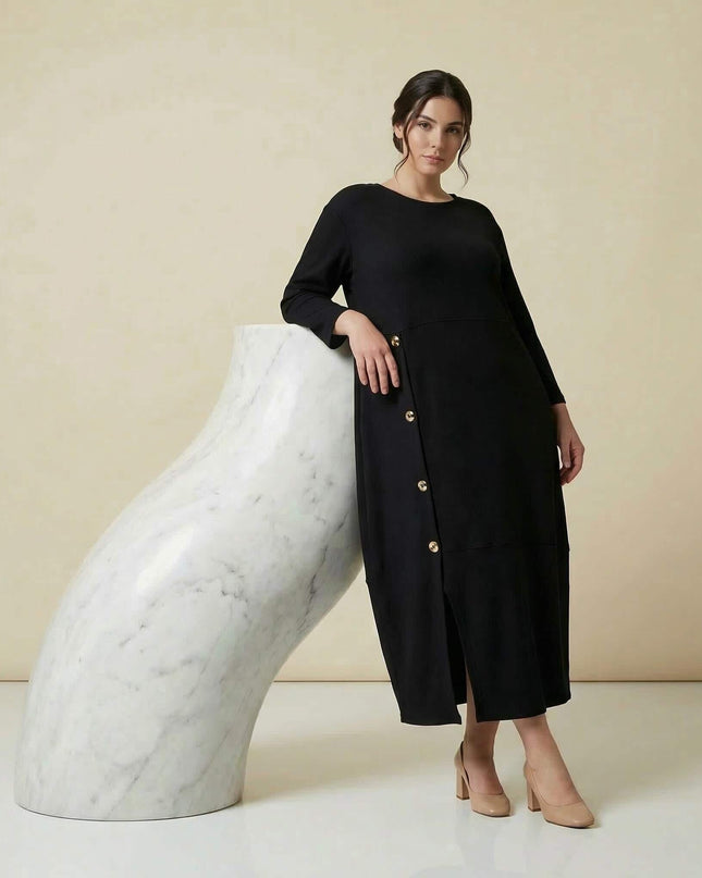 Разкроена официална черна рокля големи размери - цял ръст, изработена от рипсено плетиво със златисти копчета.