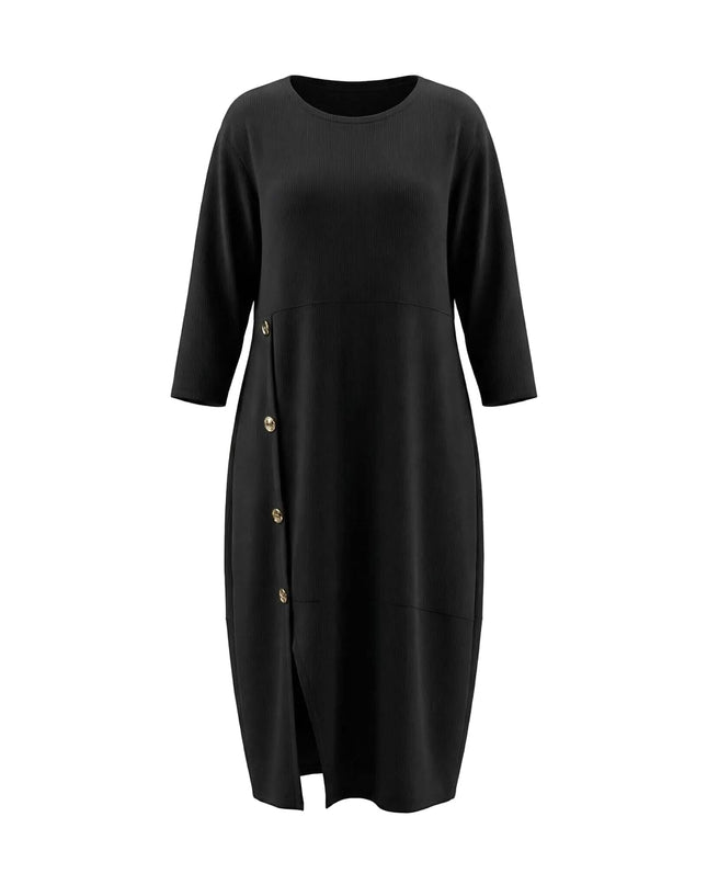 Черна разкроена официална макси рокля с декоративни златисти копчета отпред и асиметрична предна цепка, на бял фон.