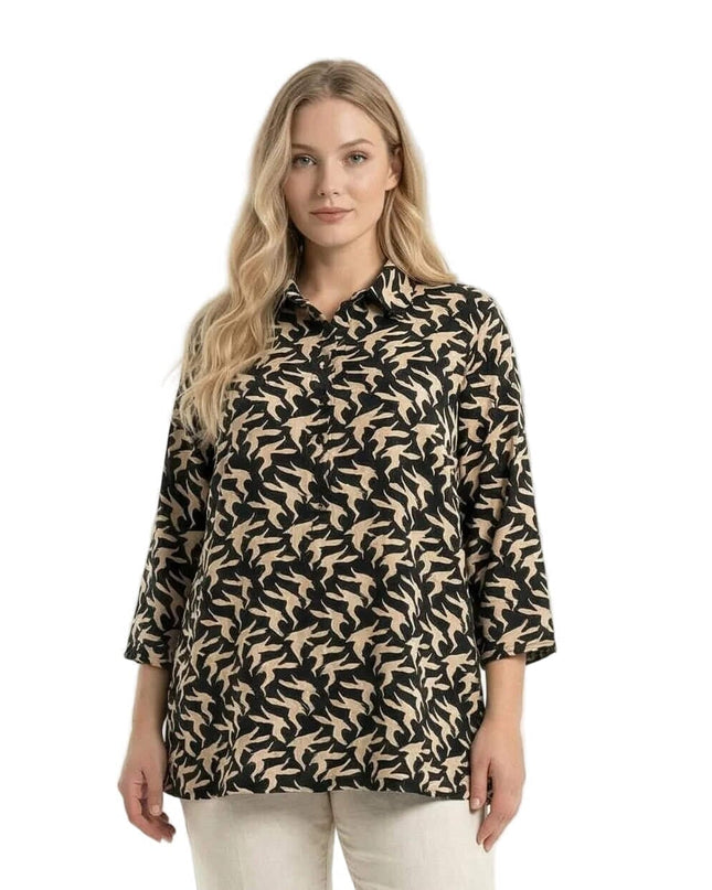 Разкроена официална макси риза в черно с нежен бежов десен на птици и класическа яка, заснета отпред на бял фон.