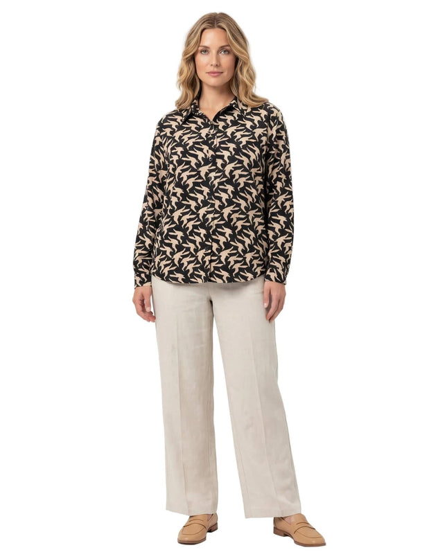 Разкроена официална макси риза с десен на птици в черно и бежово. Снимка в цял ръст на бял фон, показваща кройката и стила на модела.