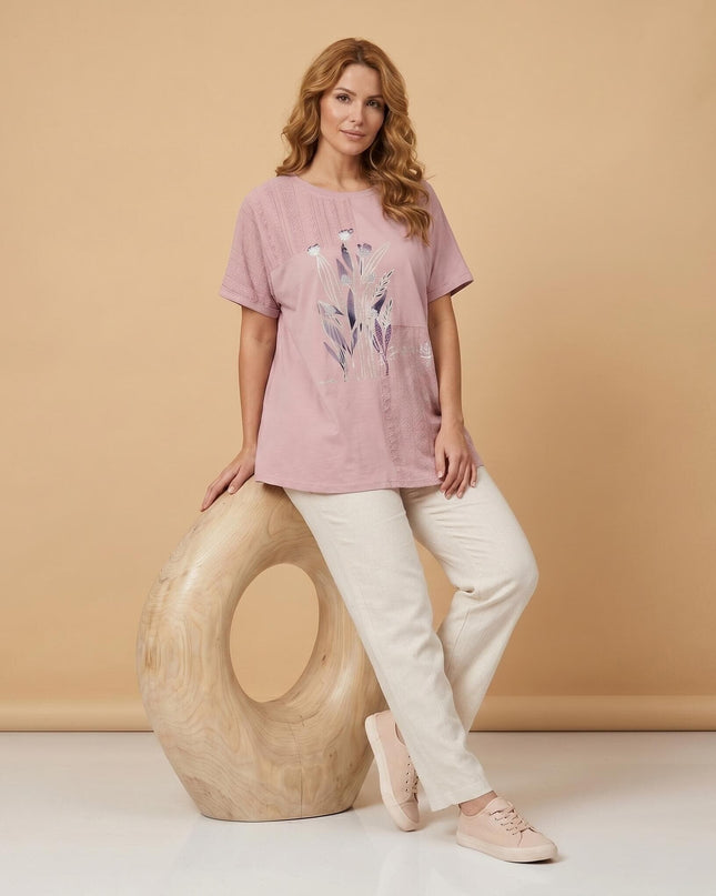 Розова лятна макси туника с флорални мотиви и детайли от дантела. Кадър в цял ръст на модел, показващ свободната разкроена кройка.