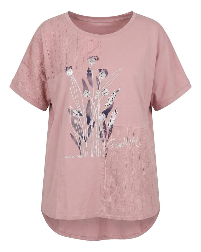 Розова лятна макси туника с дантела и флорални мотиви на бял фон, плосък кадър.