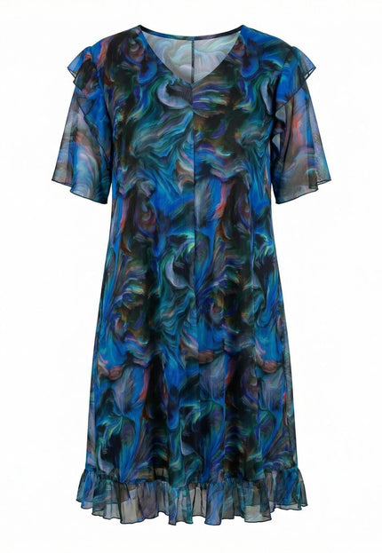 Шарена официална рокля големи размери с V-образно деколте, ефирни шифонени ръкави и абстрактен принт в синьо, представена в цял ръст на бял фон.