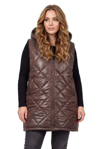 Шоколадово кафяв дълъг ватиран елек с качулка и капитониране на ромбове, изглед отпред. Дамски модел със свободна кройка и централен цип.