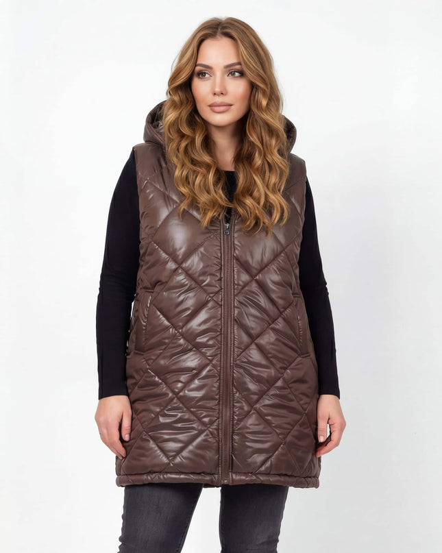 Шоколадово кафяв дълъг ватиран елек с качулка и капитониране на ромбове, изглед отпред. Дамски модел със свободна кройка и централен цип.