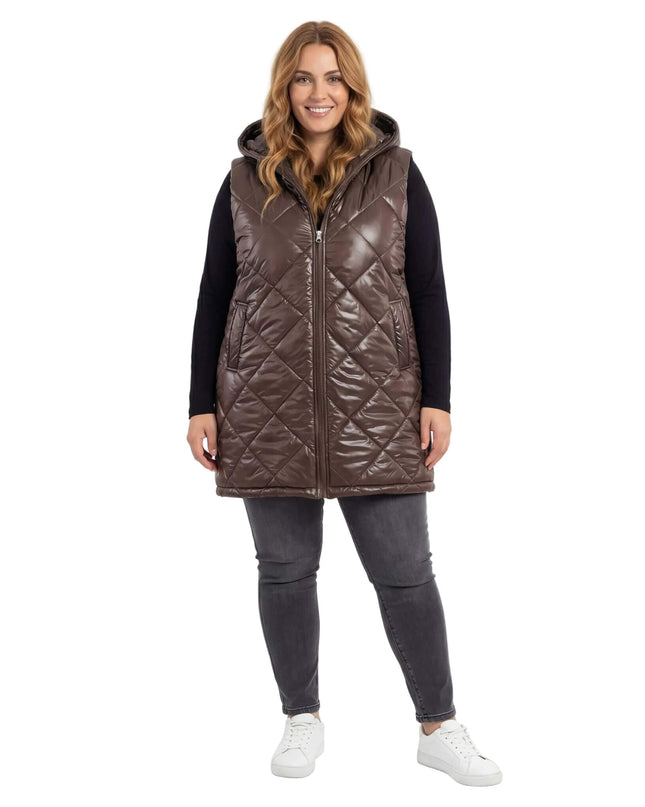 Шоколадово кафяв дълъг ватиран елек с качулка и лек гланц, представен върху модел в цял ръст. Виждат се диагоналното капитониране и удобните странични джобове.