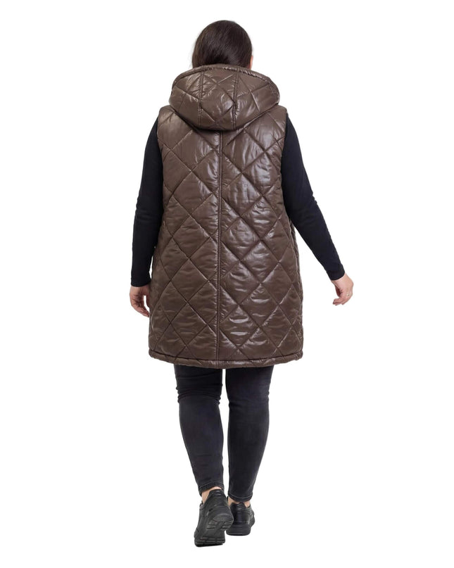 Шоколадово кафяв дълъг ватиран елек с качулка, сниман отзад, показващ ефектното капитониране на ромбове и дължината на модела.