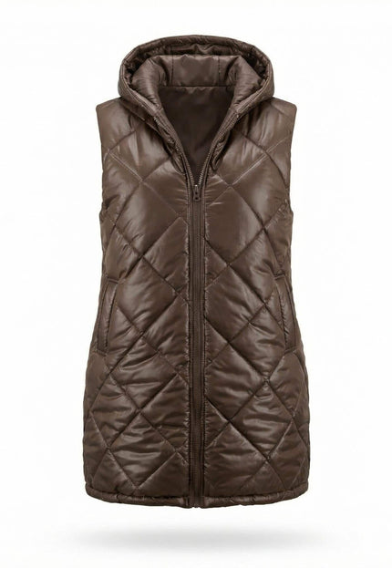 Шоколадово кафяв дълъг ватиран елек с качулка, заснет самостоятелно на бял фон. Изображението показва предната част, диамантено капитониране и цип по цялата дължина.