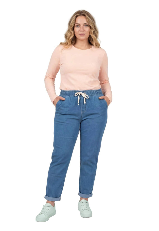 Сини летни дънки големи размери с права кройка и ластик с връзки. Снимка в цял ръст на бял фон, показваща навитите крачоли и предните джобове.