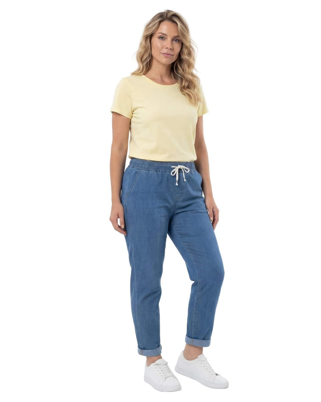 Сини летни дънки големи размери с права кройка, ластична талия с връзки и навити крачоли. Кадър в цял ръст, съчетани с жълта тениска.