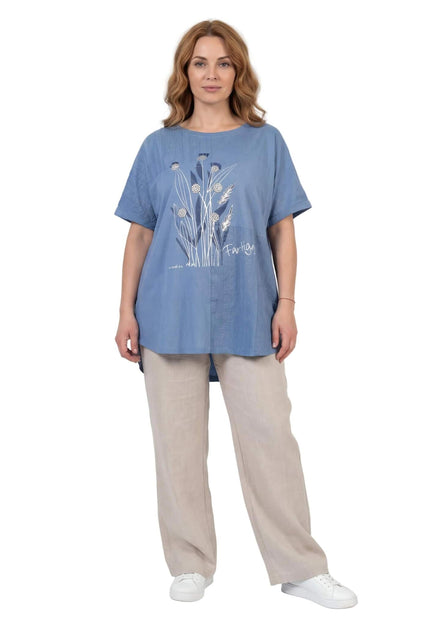 Синя лятна туника големи размери с флорална апликация и къси ръкави, показана отпред в цял ръст на бял фон.