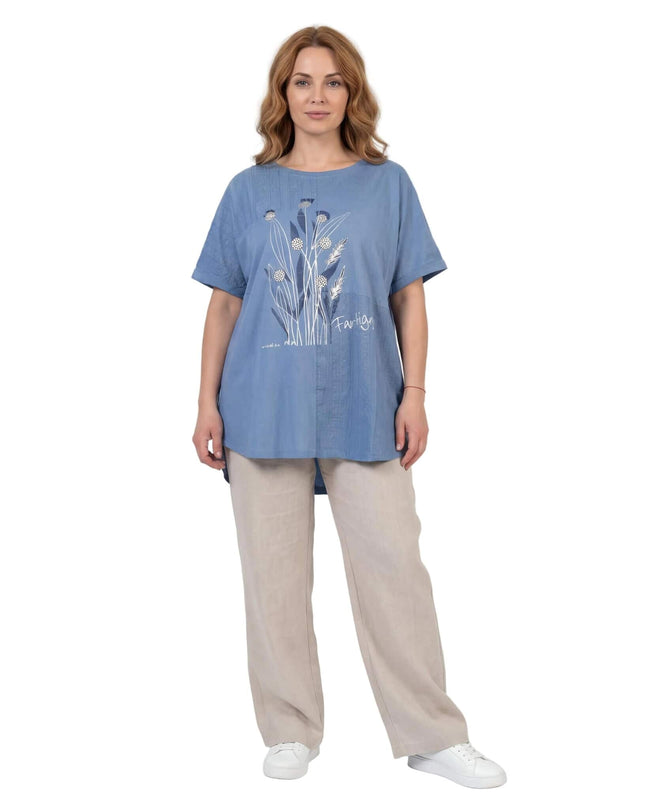 Синя лятна туника големи размери с флорална апликация и къси ръкави, показана отпред в цял ръст на бял фон.