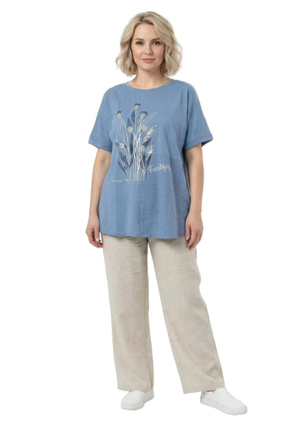 Синя лятна туника големи размери с флорална апликация и дантела, показана върху модел в цял ръст на бял фон.