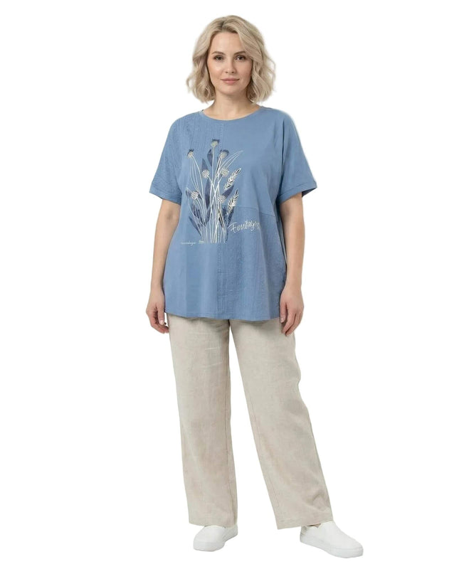 Синя лятна туника големи размери с флорална апликация и дантела, показана върху модел в цял ръст на бял фон.