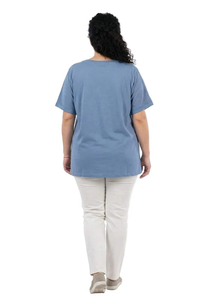 Синя лятна туника големи размери, изглед отзад. Дрехата се отличава с удобна разкроена кройка, къси ръкави и леко удължен заоблен подгъв.