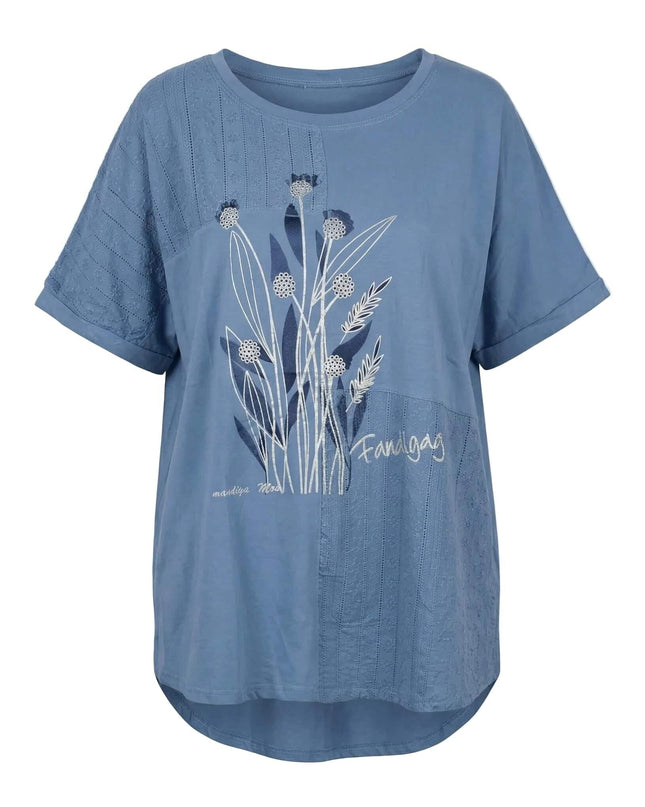 Предна част на синя лятна макси туника с овално деколте, асиметричен дизайн с цветя и дантелени панели, заснета като плосък кадър на бял фон.