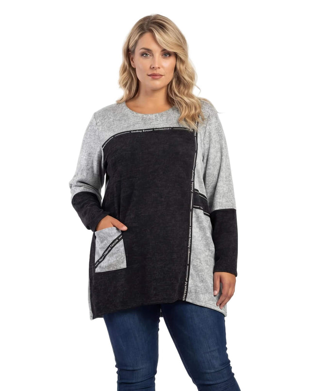 Сива дамска туника в големи размери с черен преден панел и джоб с декоративен надпис, представена в поглед отпред върху модел.