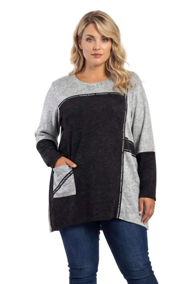 Сива дамска туника в големи размери с черен преден панел и джоб с декоративен надпис, представена в поглед отпред върху модел.