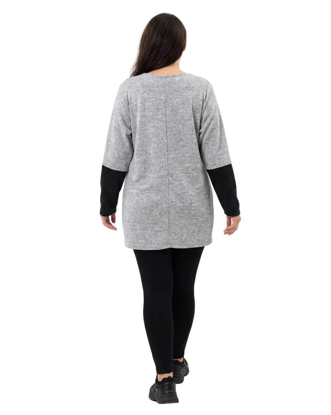 Сива туника в големи размери с черен акцент, заснета в гръб, показваща свободната кройка, централния шев и контрастните ръкави.