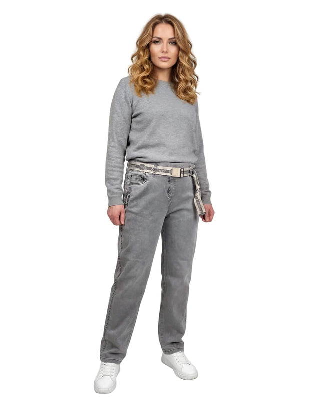 Дамски сиви ежедневни макси дънки с права кройка и текстилен колан, представени от модел в цял ръст на бял фон.