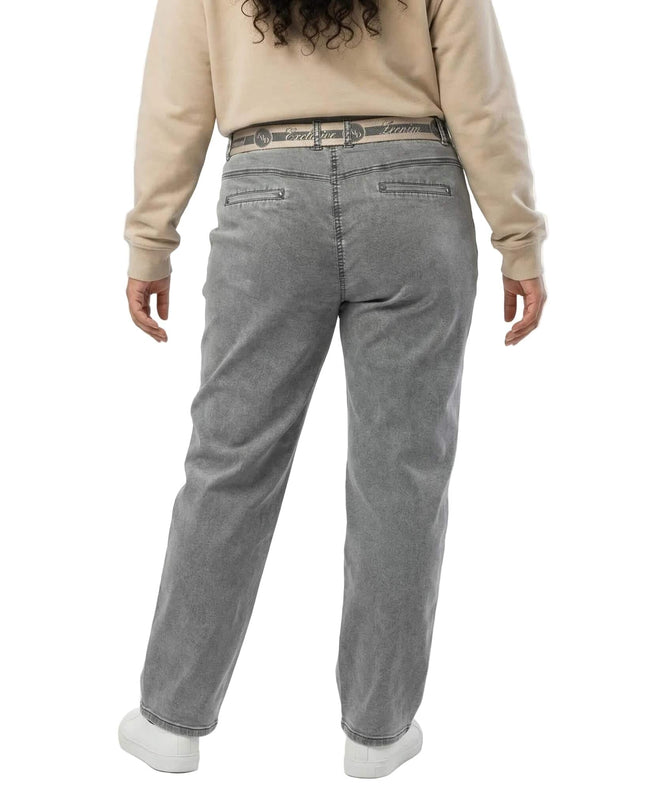 Изглед отзад на сиви ежедневни макси дънки с права кройка, декоративни задни джобове и стилно текстилно коланче.