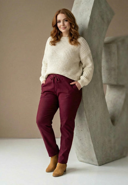 Спортно-елегантен макси панталон в цвят бордо с прав крачол, ластична талия и връзки, демонстриран в цял ръст върху модел.