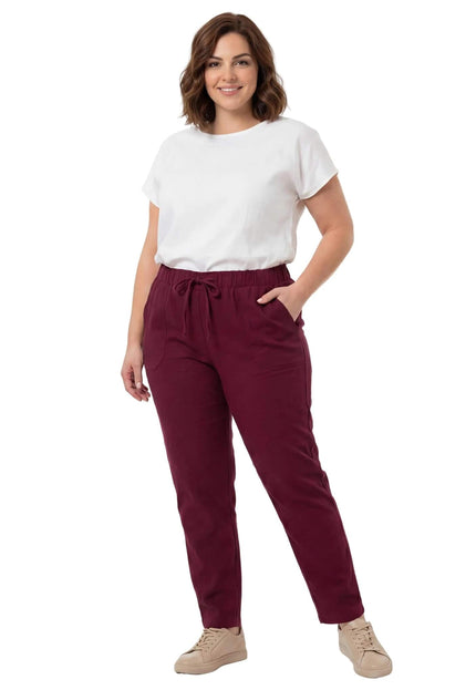 Спортно-елегантен дамски макси панталон в цвят бордо с прав крачол и връзки на талията, сниман в цял ръст върху модел.