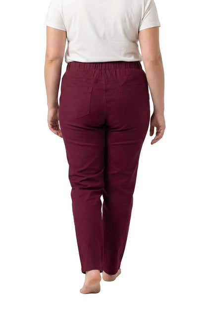 Спортно-елегантен дамски макси панталон в цвят бордо, сниман отзад, показващ права кройка, ластична талия и функционални задни джобове.