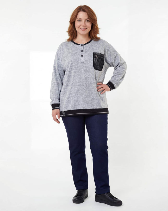 Светлосива туника меланж с декоративен джоб и мрежа, снимана в цял ръст отпред. Ежедневен модел с черни кантове по ръкавите и подгъва на бял фон.