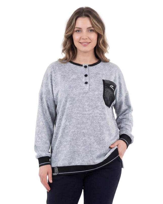 Светлосива дамска туника меланж с декоративен джоб с мрежа и черни кантове, заснета отпред върху модел. Виждат се детайлите с копчета на деколтето и свободната кройка.