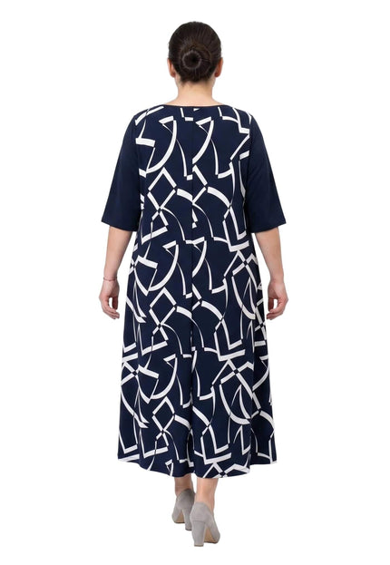 Тъмносиня официална макси рокля с разкроен силует и бял геометричен десен, изглед отзад на бял фон.