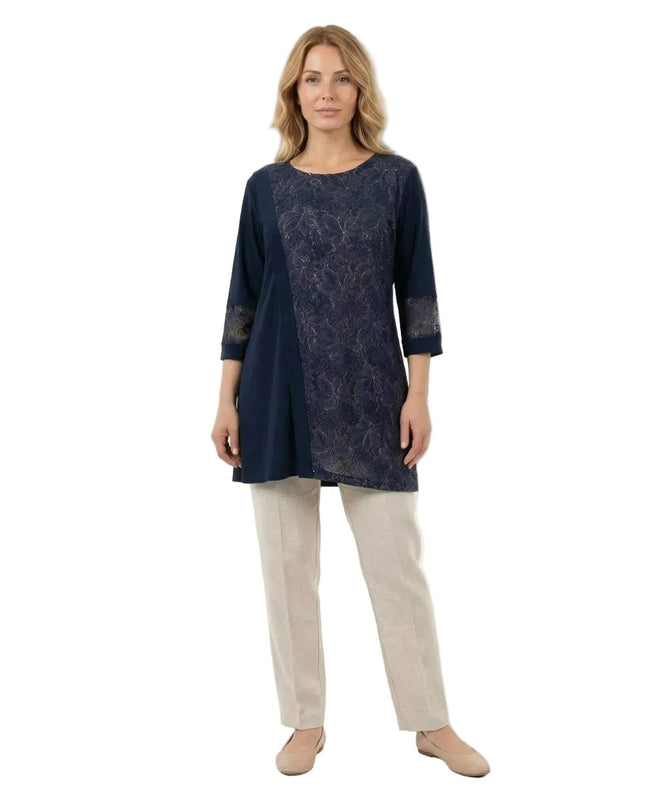 Тъмносиня официална макси туника с флорална дантела от едната страна и 3/4 ръкави, представена в цял ръст.