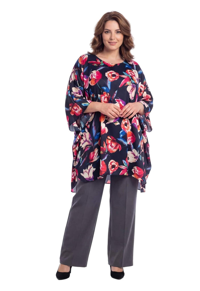 Тъмносиня официална макси туника на цветя тип пончо с широки ръкави и ефирна кройка, представена в цял ръст.