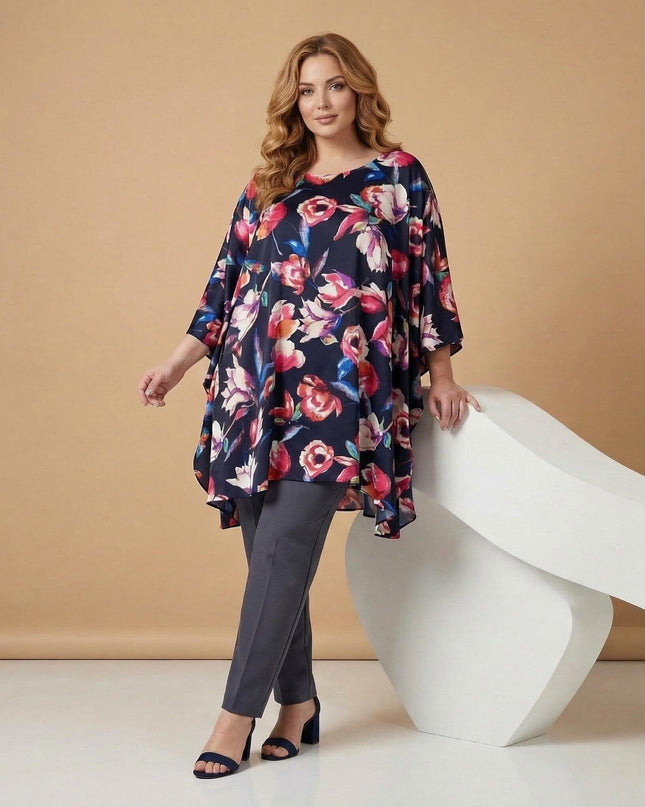 Елегантна тъмносиня макси туника с флорален принт тип пончо. Снимка в цял ръст на модел, показваща разкроената кройка и асиметричния подгъв.
