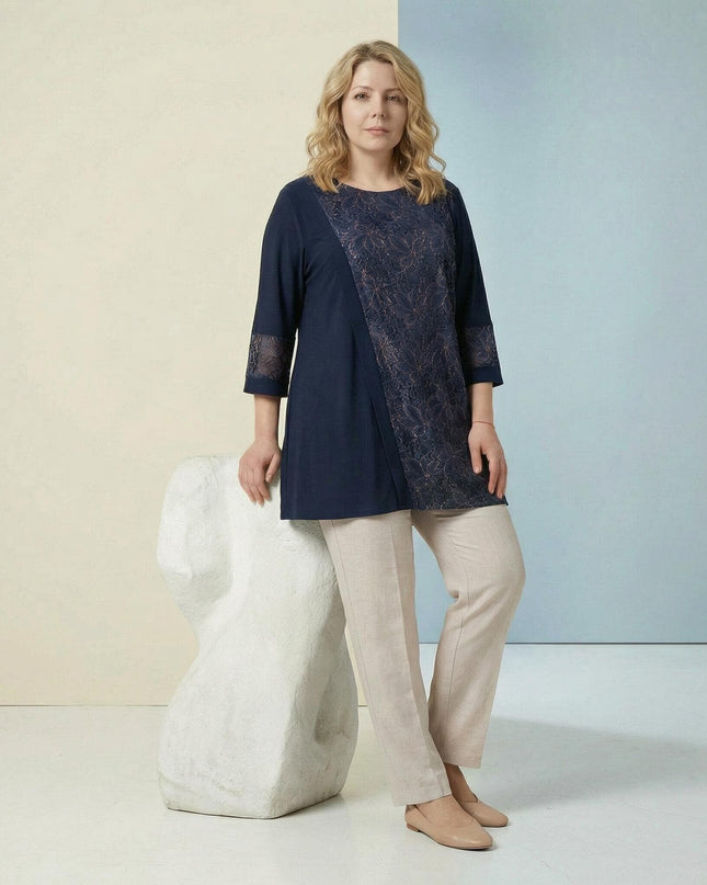 Тъмносиня официална макси туника с асиметрична флорална дантела, представена отпред в цял ръст.