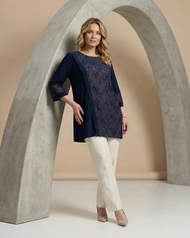 Елегантна тъмносиня официална макси туника с асиметрична флорална дантела. Кадър в цял ръст, показващ свободното падане и 3/4 ръкавите.