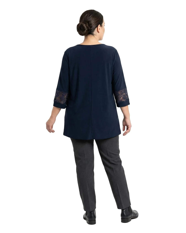 Тъмносиня официална макси туника с флорална дантела на ръкавите, заснета отзад на бял фон, показваща изчистения гръб и свободната кройка.