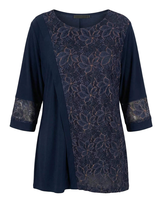 Тъмносиня официална макси туника с ефектна флорална дантела, плосък кадър на бял фон, показващ асиметричната дантелена платка и правия свободен силует.