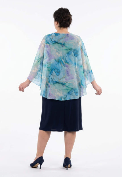 Тъмносиня официална рокля големи размери с ефирен шифон с абстрактен принт - изглед отзад на бял фон.