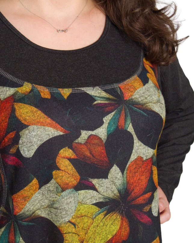 Тъмносива туника с цветен принт на есенни листа и обло деколте, детайл отблизо на горната част и материята.